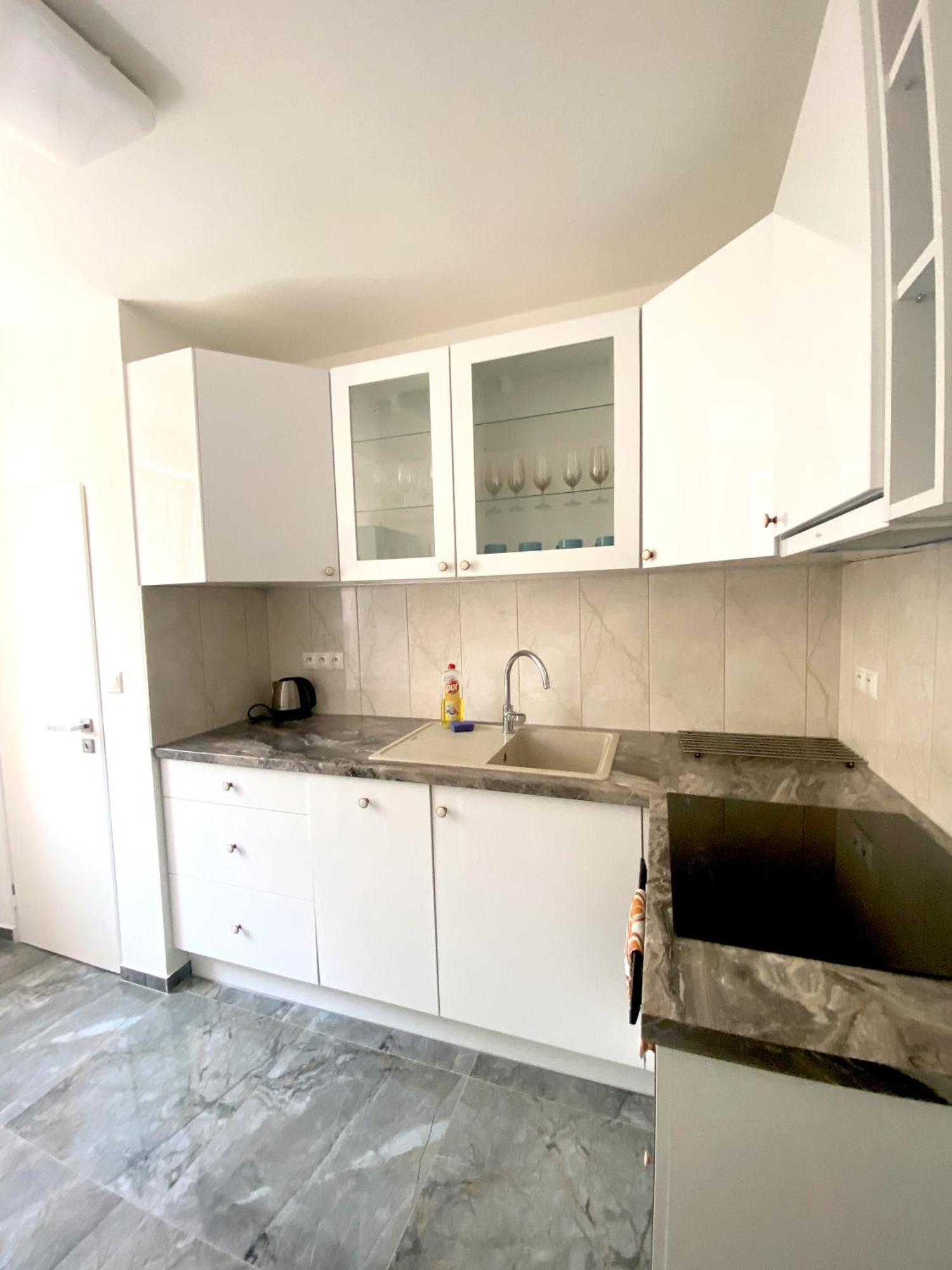 New Colorful Apartment With Big Balcony Братислава Экстерьер фото